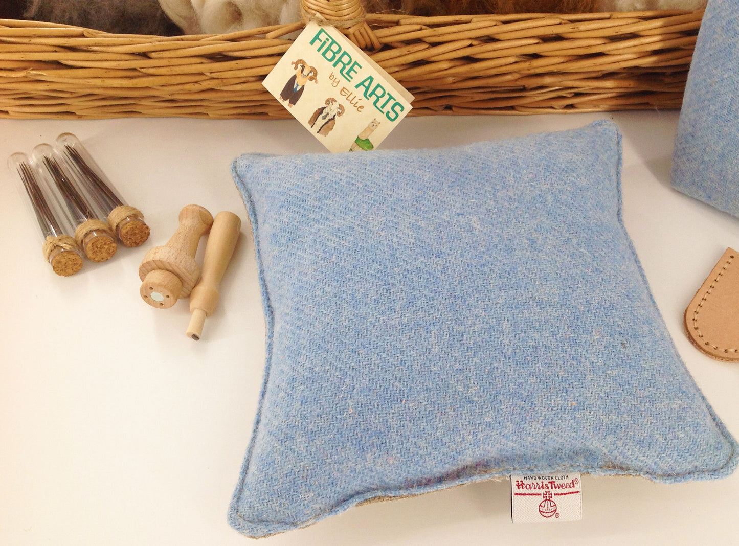 Premium Needle Felting Kit. Harris Tweed Bag and Wool Filled Needle Felting Mat, Multi Tool, Alpaca Fibre, Veg Tan Leather Finger Protectors